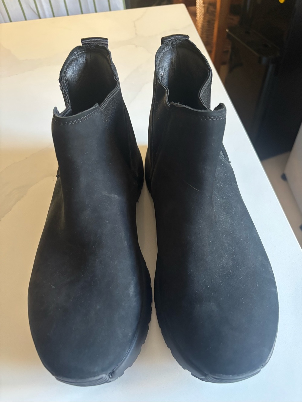 Kizik Toronto Chelsea Boots in Black Nubuck